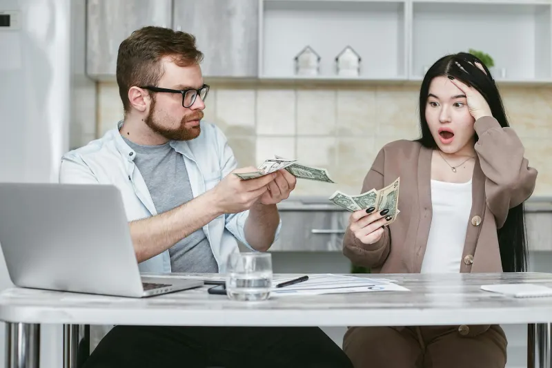 Pareja Cuentas Sorprendida